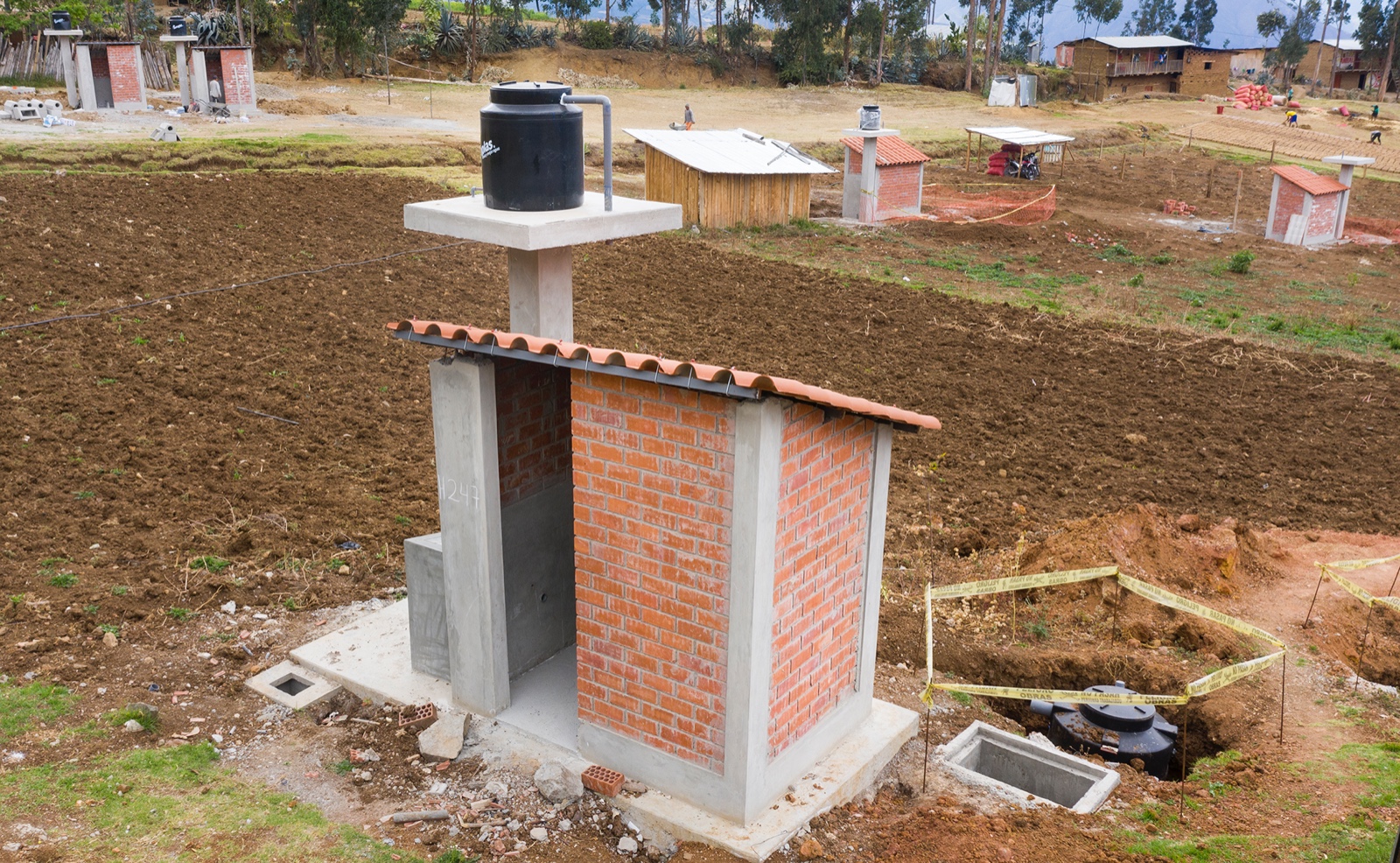 Con el objetivo de mejorar las condiciones de vida y de salud de más de 4 mil pobladores de 10 localidades del distrito de Sondorillo, el Gobierno Regional Piura, a través de Gerencia Sub Regional Morropón Huancabamba, lanzó la convocatoria para la contratación de la elaboración del estudio definitivo de la segunda etapa del proyecto de agua potable y saneamiento.
Los caseríos beneficiados son Ulpamache, Virgen del Carmen, Nuevo Porvenir, La Soccha, Vilelapampa, Lanche, Sicur Santa Rosa, Ingano Grande, La Lima y Uchupata.
La información sobre la convocatoria se encuentra publicada en el Sistema Electrónico de Contrataciones del Estado (SEACE) con un valor referencial de S/ 479,938.33, para que cualquier empresa o la población puedan acceder. El registro de participantes será hasta el 10 de noviembre, la presentación de ofertas se realizará el 11 de noviembre, mientras que la calificación de propuestas y otorgamiento de la buena pro está prevista para el 12 de noviembre.
“El propósito del gobernador, Luis Neyra León, es garantizar el acceso a servicios básicos de calidad como el agua y saneamiento para mejor la calidad de vida de la población. Gracias al esfuerzo y liderazgo del gobernador, se está cumpliendo con todos los compromisos asumidos. Todo ello forma parte de una cartera de proyectos planificados con anticipación que se van a ejecutar en el ámbito de la sub región Morropón Huancabamba”, manifestó el gerente sub regional, Walter Huancas Chinchay.