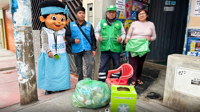 #ChinchaRecicla | Promoviendo y practicando la correcta segregación de residuos sólidos para su reciclaje, la Municipalidad Provincial de Chincha a través de la Gerencia de Residuos Sólidos, llevó a cabo una gran jornada de sensibilización y empadronamiento en el sector del “BARRIO EL TIGRE”, actividad que promueve una cultura de reutilizar aquellos materiales como el plástico, papel o cartón, buscando una conservación ambiental y fomentar la economía circular.