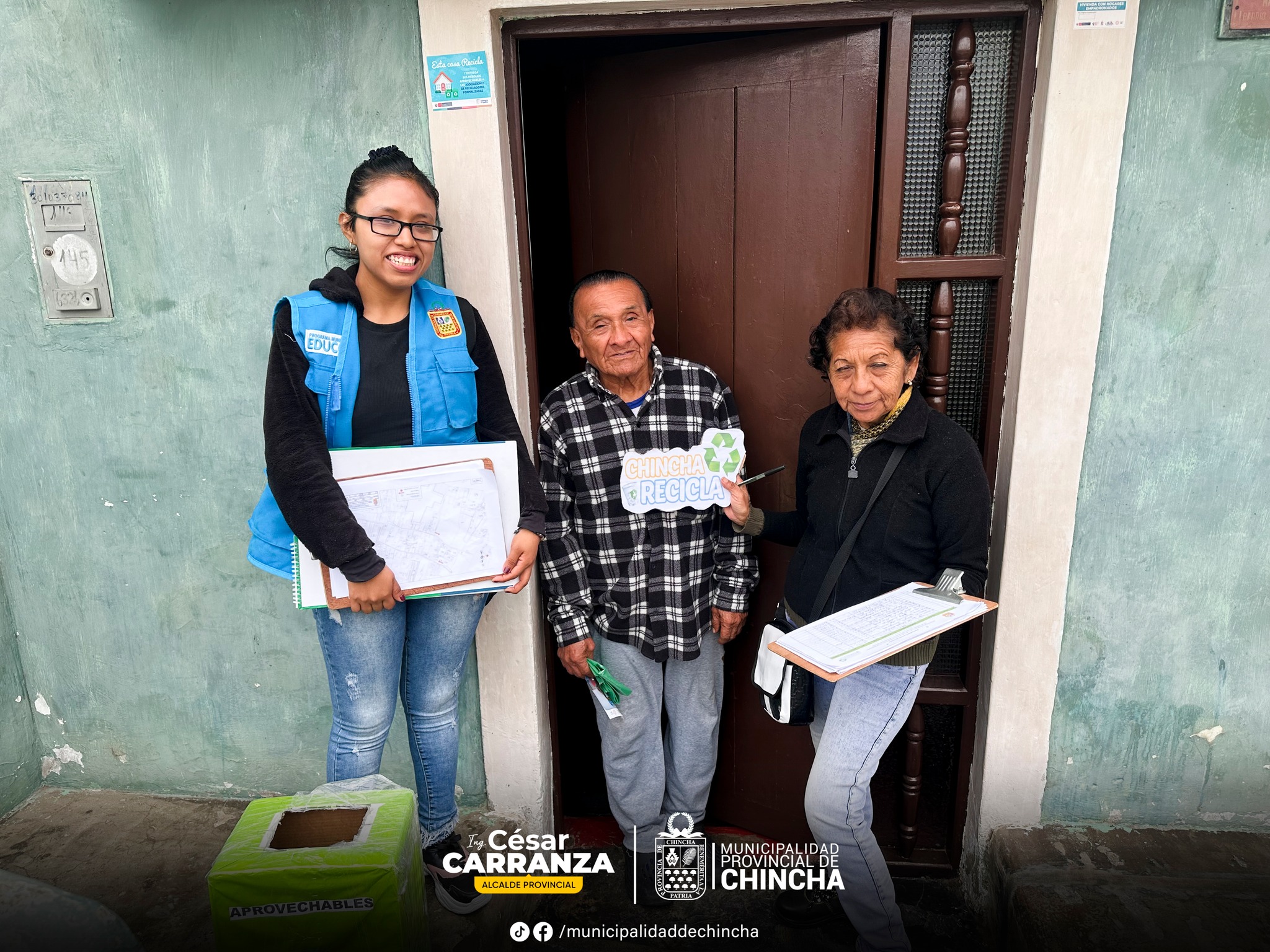 #ChinchaRecicla | Promoviendo y practicando la correcta segregación de residuos sólidos para su reciclaje, la Municipalidad Provincial de Chincha a través de la Gerencia de Residuos Sólidos, llevó a cabo una gran jornada de sensibilización y empadronamiento en el sector del “BARRIO EL TIGRE”, actividad que promueve una cultura de reutilizar aquellos materiales como el plástico, papel o cartón, buscando una conservación ambiental y fomentar la economía circular.