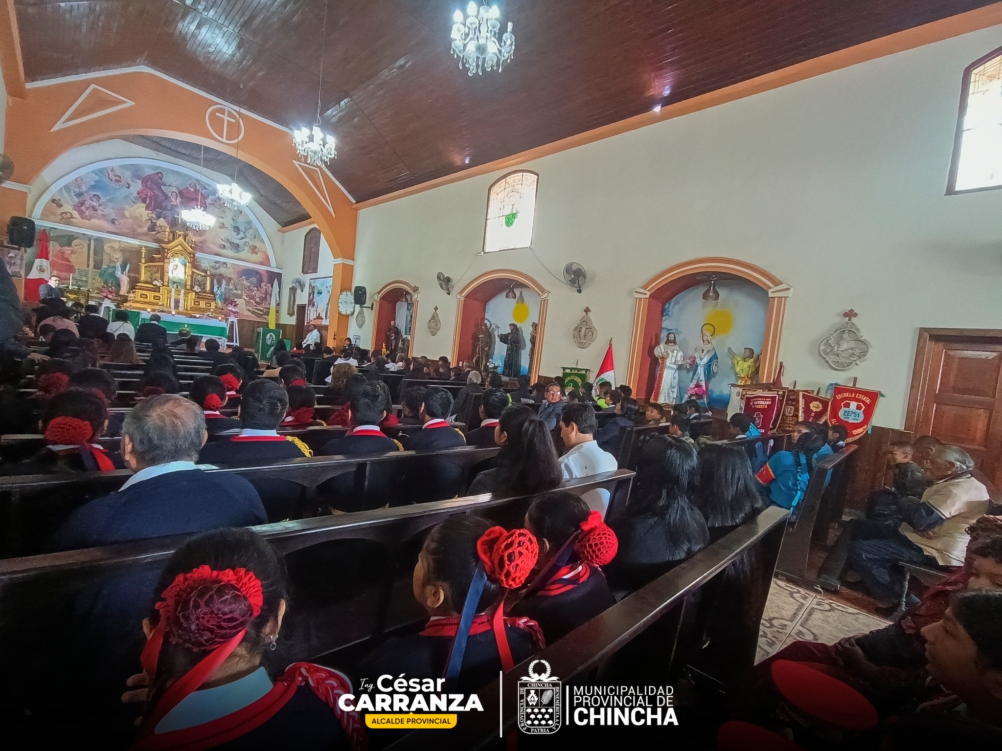 La Municipalidad Provincial de Chincha, participó de las actividades protocolares programadas el día de hoy en el distrito del El Carmen, al conmemorarse un nuevo año de creación política.
Silvia Barrios Valenzuela, Rosaura Ruiz Cueto y César Aguirre Lévano, regidores provinciales, lideraron la delegación chinchana que estuvieron presentes en la Misa y Te Deum, Desfile Cívico, izamiento de bandera y desfile cívico del pueblo carmelitano 👏