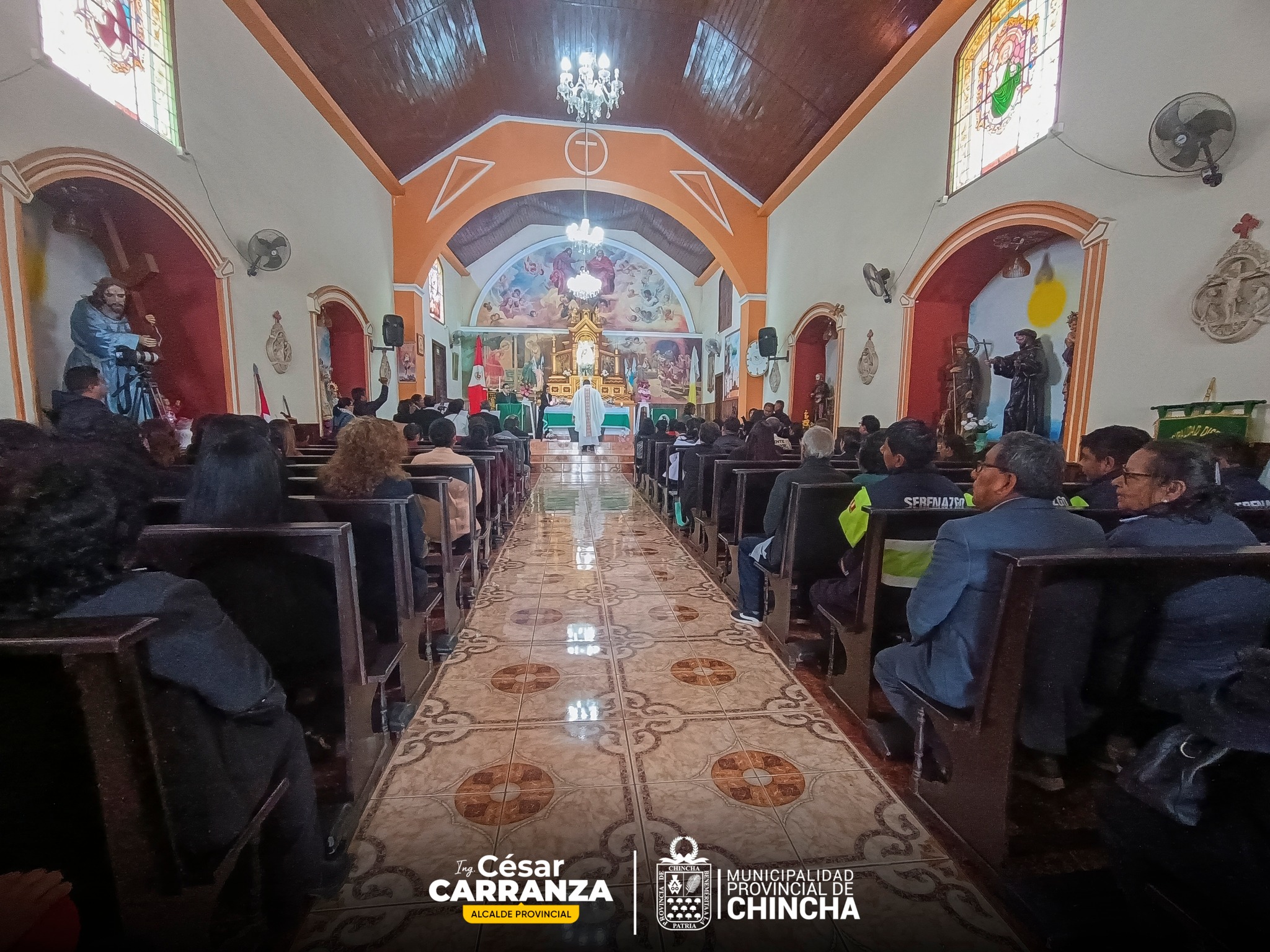 La Municipalidad Provincial de Chincha, participó de las actividades protocolares programadas el día de hoy en el distrito del El Carmen, al conmemorarse un nuevo año de creación política.
Silvia Barrios Valenzuela, Rosaura Ruiz Cueto y César Aguirre Lévano, regidores provinciales, lideraron la delegación chinchana que estuvieron presentes en la Misa y Te Deum, Desfile Cívico, izamiento de bandera y desfile cívico del pueblo carmelitano 👏