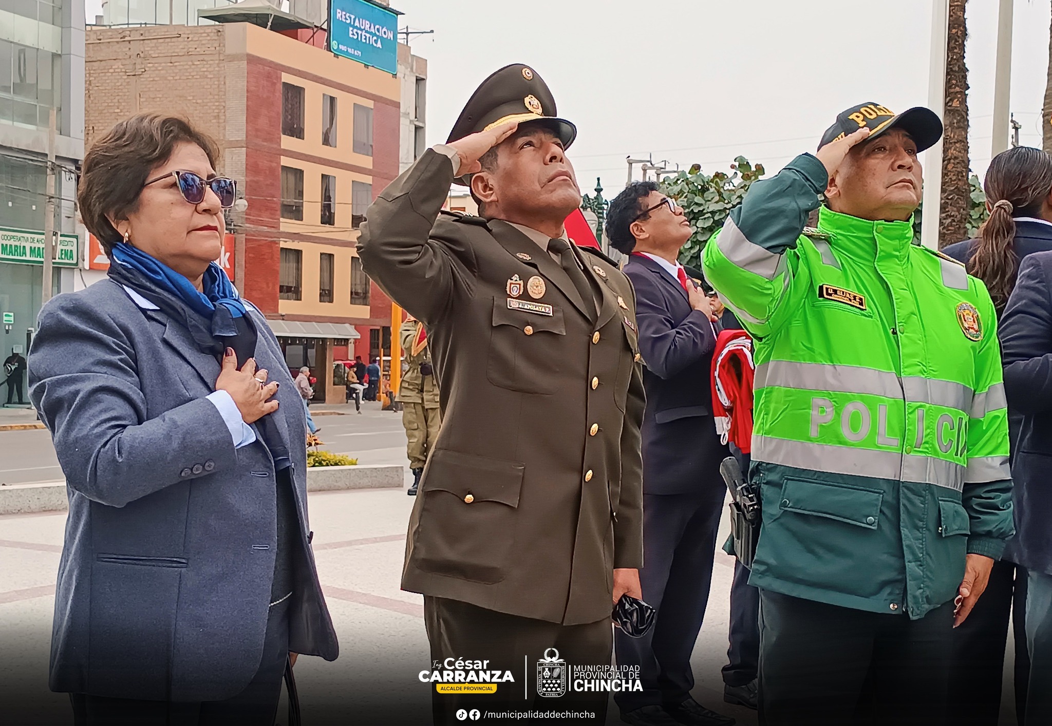 En el marco de la celebración del día de la Defensa Nacional, el día de hoy se llevó a cabo una ceremonia protocolar, dando inició con el izamiento del Pabellón Nacional, en la plaza de armas de nuestra Provincia.
En representación de nuestro alcalde, estuvo presente la primera regidora Silvia Barrios Valenzuela, donde estuvo el Sub. Perfecto Provincial Rudy León Zaa acompañado de los sub perfectos distritales, también estuvo presente el Coronel de la PNP - comisaria de Chincha, Daniel Elías Soto, entre otras autoridades.
Al culminar esta actividad protocolar, se realizaron danzas y escenas teatral por parte de la asociación Cultural "Identidad Chinchana".