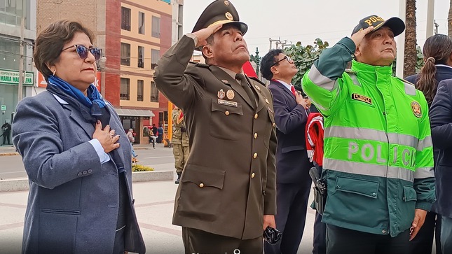 En el marco de la celebración del día de la Defensa Nacional, el día de hoy se llevó a cabo una ceremonia protocolar, dando inició con el izamiento del Pabellón Nacional, en la plaza de armas de nuestra Provincia.
En representación de nuestro alcalde, estuvo presente la primera regidora Silvia Barrios Valenzuela, donde estuvo el Sub. Perfecto Provincial Rudy León Zaa acompañado de los sub perfectos distritales, también estuvo presente el Coronel de la PNP - comisaria de Chincha, Daniel Elías Soto, entre otras autoridades.
Al culminar esta actividad protocolar, se realizaron danzas y escenas teatral por parte de la asociación Cultural "Identidad Chinchana".