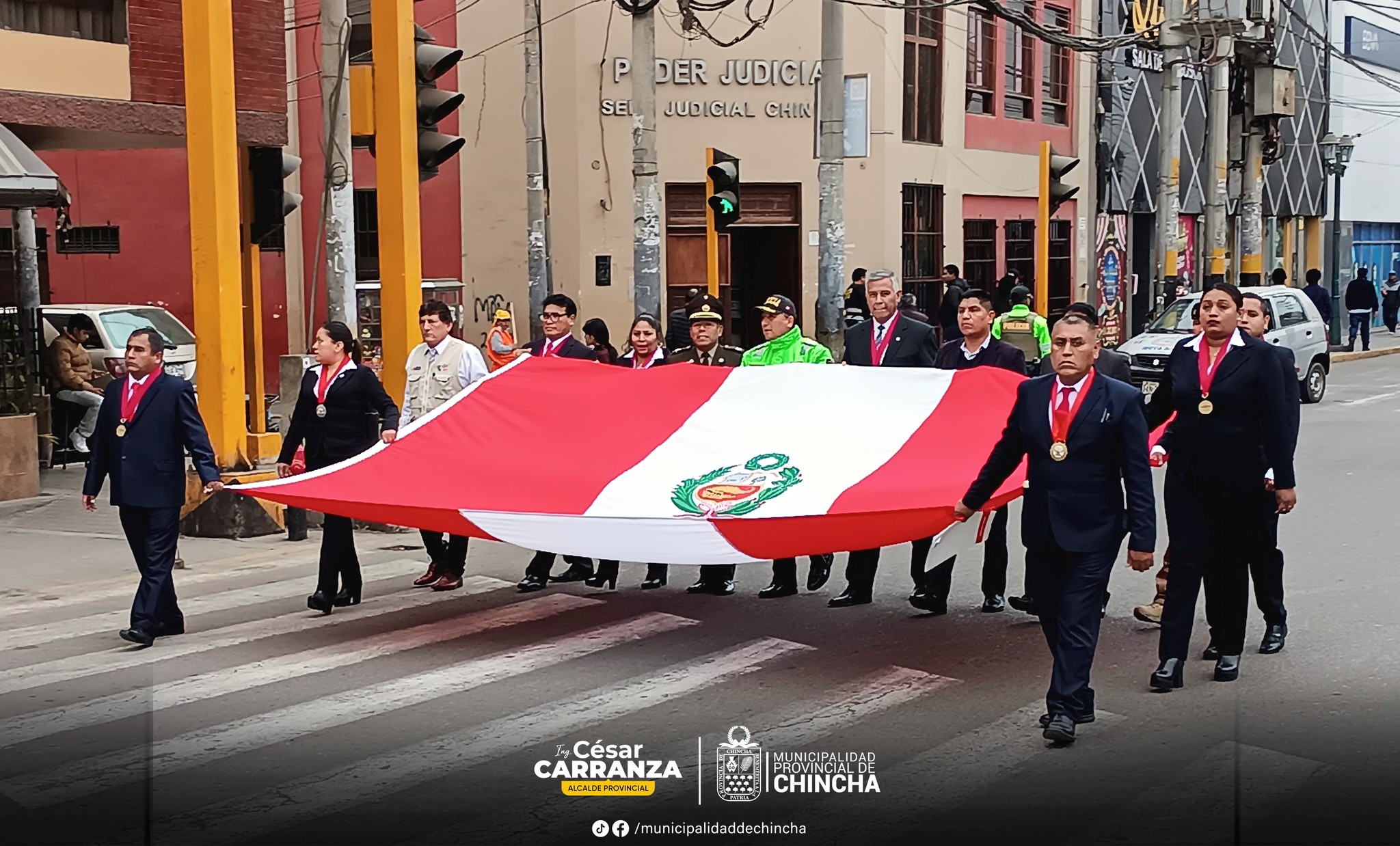 En el marco de la celebración del día de la Defensa Nacional, el día de hoy se llevó a cabo una ceremonia protocolar, dando inició con el izamiento del Pabellón Nacional, en la plaza de armas de nuestra Provincia.
En representación de nuestro alcalde, estuvo presente la primera regidora Silvia Barrios Valenzuela, donde estuvo el Sub. Perfecto Provincial Rudy León Zaa acompañado de los sub perfectos distritales, también estuvo presente el Coronel de la PNP - comisaria de Chincha, Daniel Elías Soto, entre otras autoridades.
Al culminar esta actividad protocolar, se realizaron danzas y escenas teatral por parte de la asociación Cultural "Identidad Chinchana".
