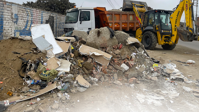 🔰La Municipalidad Provincial de Chincha, realizó el procedimiento de levantamiento de escombros acumulados que se encontraban en la carretera Alto Laran.
Maquinarias pesadas de la Municipalidad Provincial realizaron el recojo de escombros, desmontes y desechos inservibles, que vecinos irresponsables arrojan en los espacios públicos.
 Atentando contra el buen ornato de la cuidad y salud colectiva.
Pedimos a los vecinos que eviten arrojar residuos, desmontes y/o materiales de construcción en la vía pública, tomemos conciencia y seamos parte de este trabajo en mantener limpia nuestro Provincia.