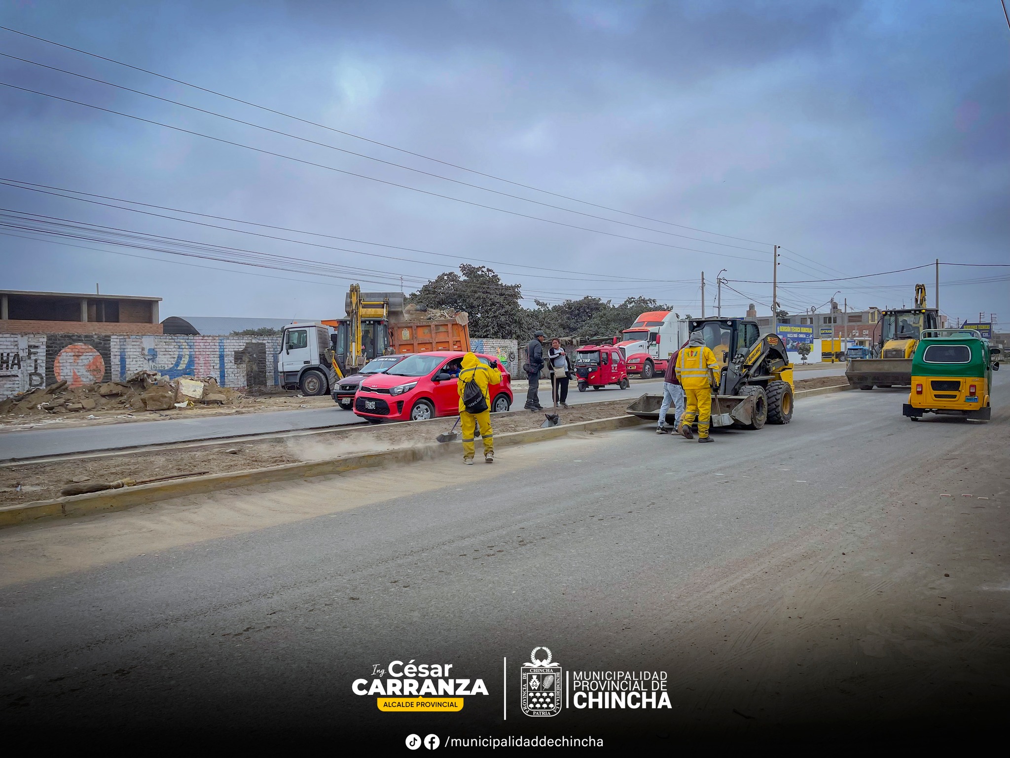 🔰La Municipalidad Provincial de Chincha, realizó el procedimiento de levantamiento de escombros acumulados que se encontraban en la carretera Alto Laran.
Maquinarias pesadas de la Municipalidad Provincial realizaron el recojo de escombros, desmontes y desechos inservibles, que vecinos irresponsables arrojan en los espacios públicos.
Atentando contra el buen ornato de la cuidad y salud colectiva.
Pedimos a los vecinos que eviten arrojar residuos, desmontes y/o materiales de construcción en la vía pública, tomemos conciencia y seamos parte de este trabajo en mantener limpia nuestro Provincia.