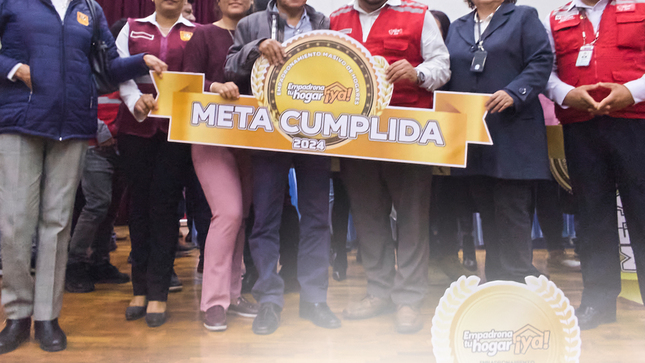 La Municipalidad Provincial de Chincha, a través de la Subgerencia de Servicios y Programas Sociales, participó en la ceremonia de clausura del empadronamiento masivo 2024 en Ica, organizada por el MIDIS. Gracias a la eficaz gestión de recursos del alcalde Carranza y al esfuerzo del equipo técnico, Chincha no solo cumplió con la meta inicial de 9,529 familias empadronadas, sino que alcanzó un total de 9,700 familias registradas.
Este logro permitirá que todas estas familias accedan a los diversos servicios y programas sociales ofrecidos por el gobierno, como JUNTOS, PENSIÓN 65 y BECA 18, mejorando significativamente su calidad de vida.