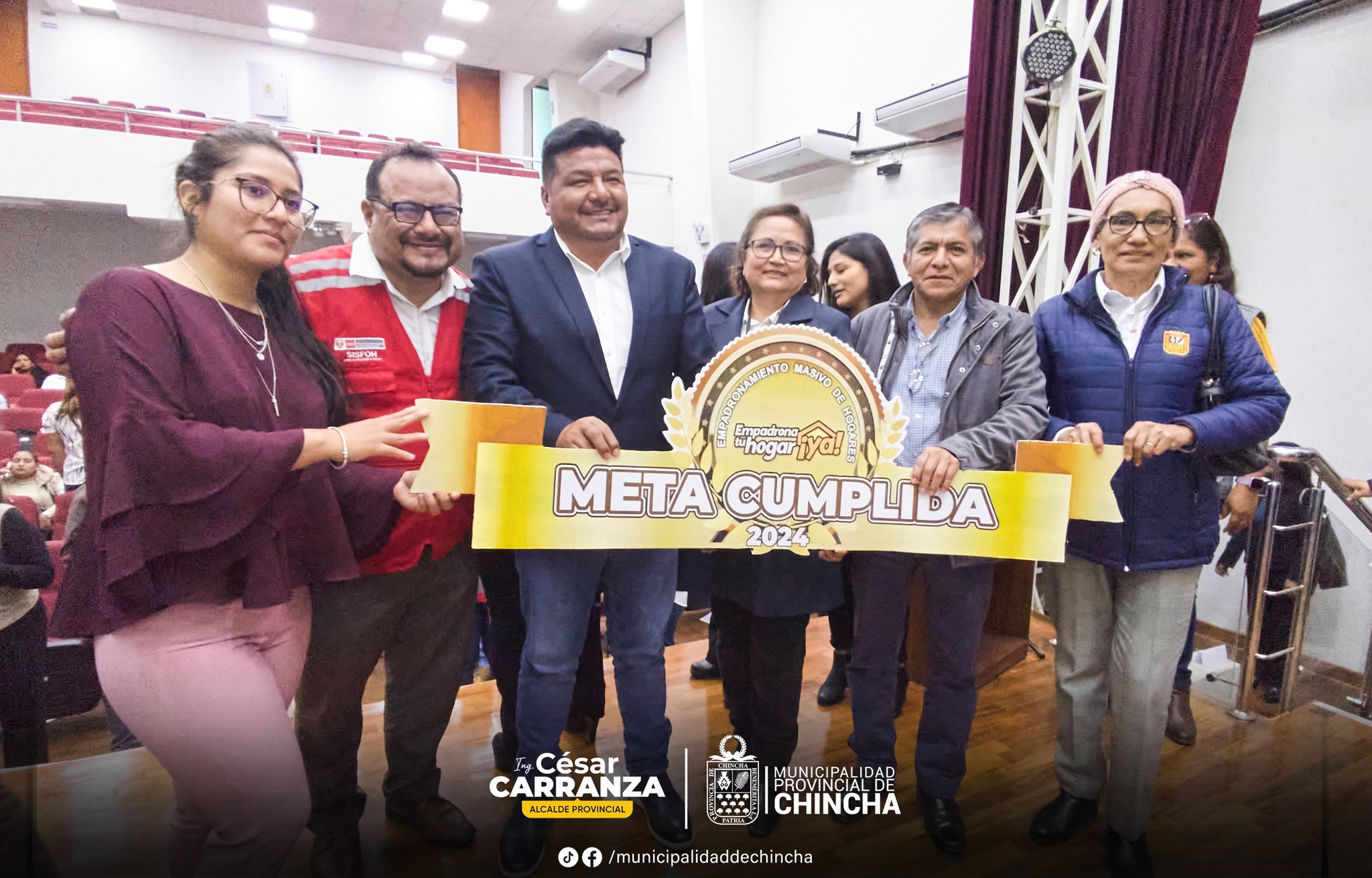 La Municipalidad Provincial de Chincha, a través de la Subgerencia de Servicios y Programas Sociales, participó en la ceremonia de clausura del empadronamiento masivo 2024 en Ica, organizada por el MIDIS. Gracias a la eficaz gestión de recursos del alcalde Carranza y al esfuerzo del equipo técnico, Chincha no solo cumplió con la meta inicial de 9,529 familias empadronadas, sino que alcanzó un total de 9,700 familias registradas.
Este logro permitirá que todas estas familias accedan a los diversos servicios y programas sociales ofrecidos por el gobierno, como JUNTOS, PENSIÓN 65 y BECA 18, mejorando significativamente su calidad de vida.