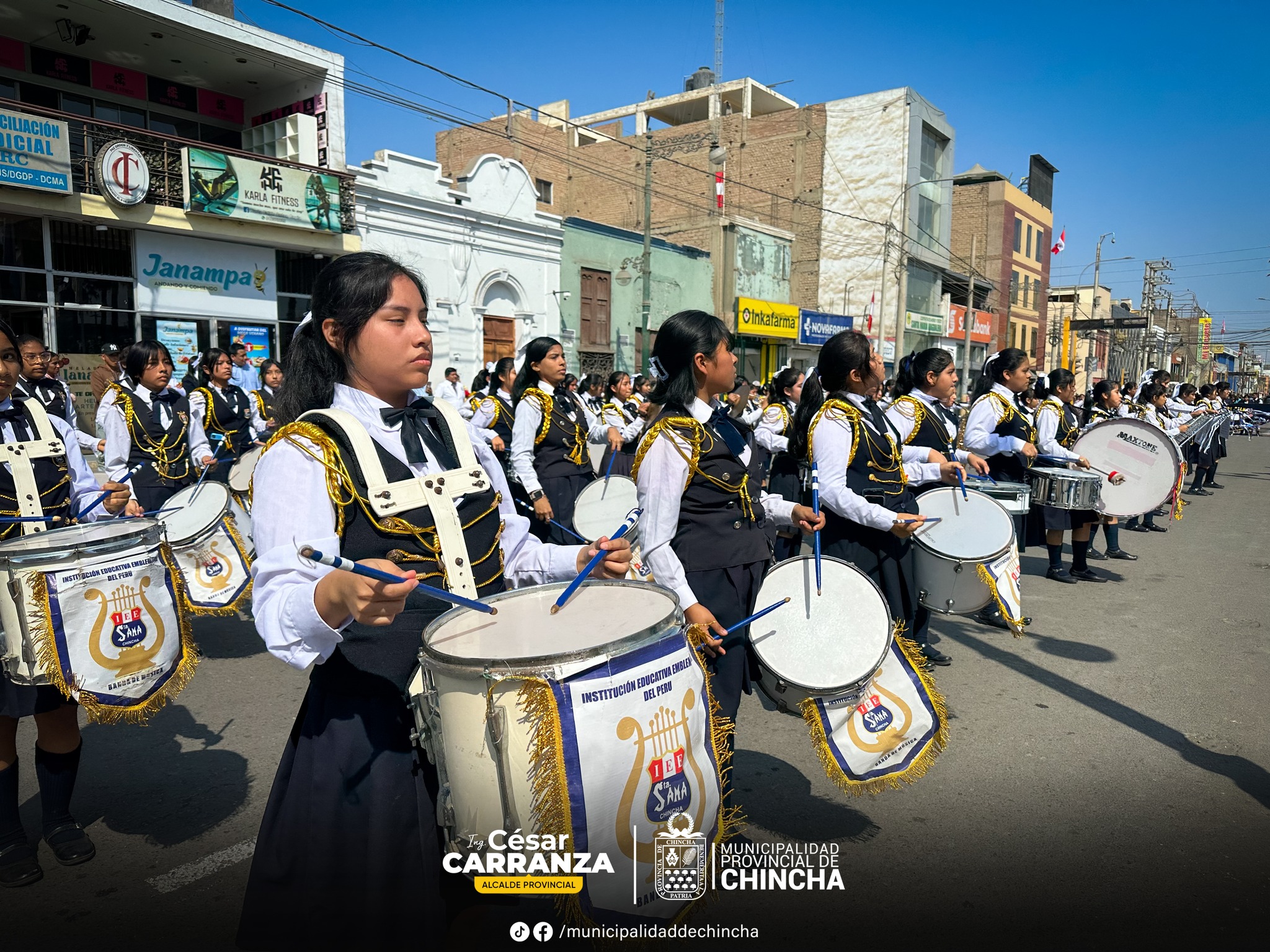 Este pasado domingo se realizo una actividad cívica, se rindió honores a nuestros símbolos patrios con el tradicional #IzamientodeBandera. Esta ceremonia reunió a autoridades locales e instituciones educativas de nuestra ciudad.