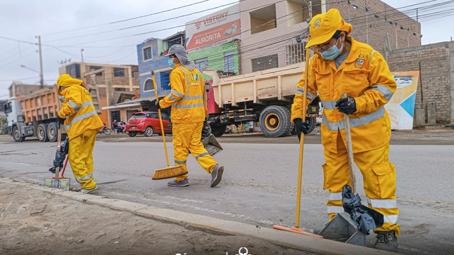 🔰Después de realizar la jornada de limpieza en el AA.HH Señor de los Milagros, nos dirigimos a la carretera que va camino hacia Alto Laran, con personal y maquinarias, la Municipalidad Provincial de Chincha realizamos la limpieza y recojo de escombros distribuidos en dicha carretera.
Se exhorta a la población a respetar los espacios públicos y evitar la acumulación de desperdicios.