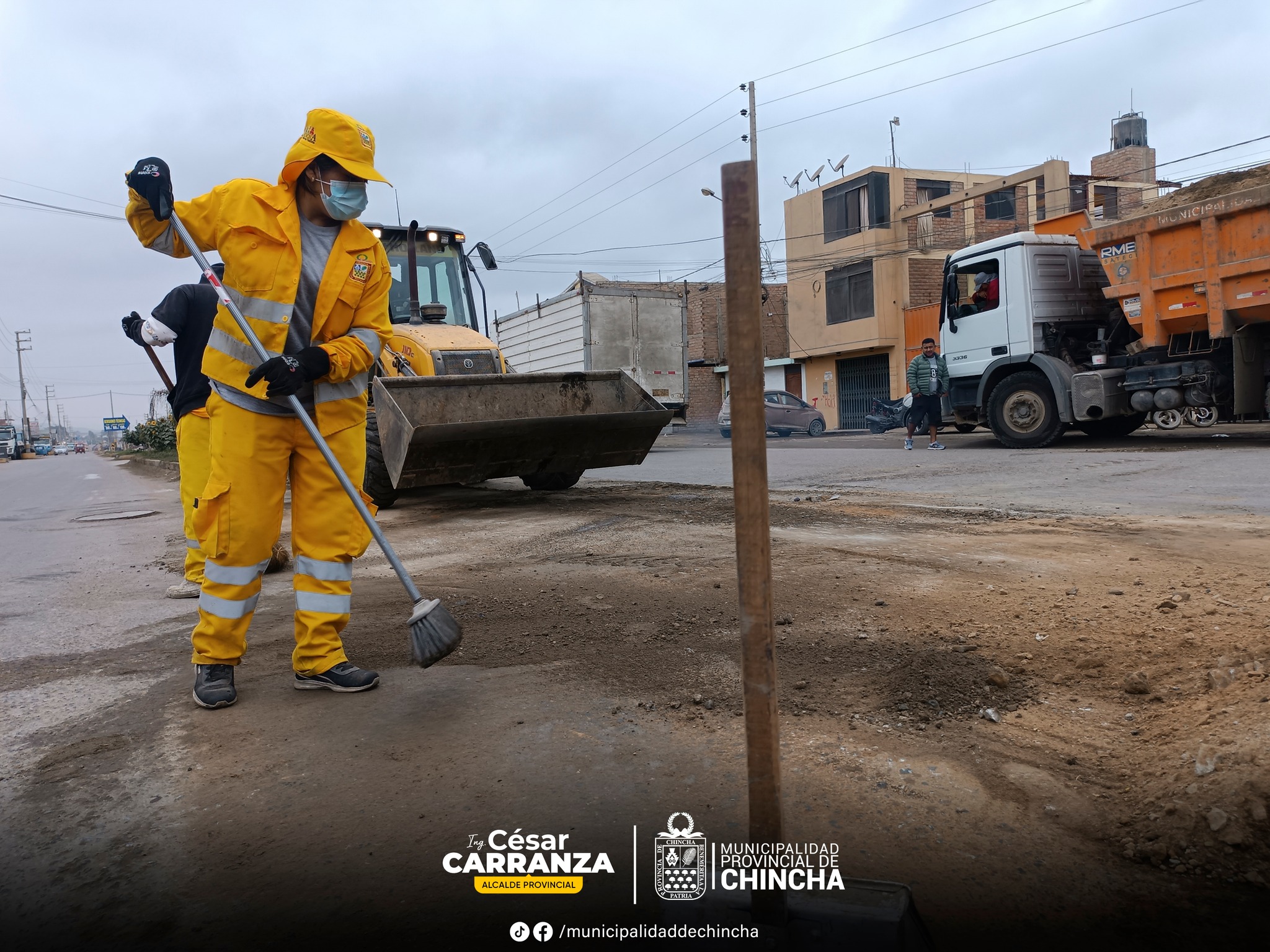 🔰Después de realizar la jornada de limpieza en el AA.HH Señor de los Milagros, nos dirigimos a la carretera que va camino hacia Alto Laran, con personal y maquinarias, la Municipalidad Provincial de Chincha realizamos la limpieza y recojo de escombros distribuidos en dicha carretera.
Se exhorta a la población a respetar los espacios públicos y evitar la acumulación de desperdicios.