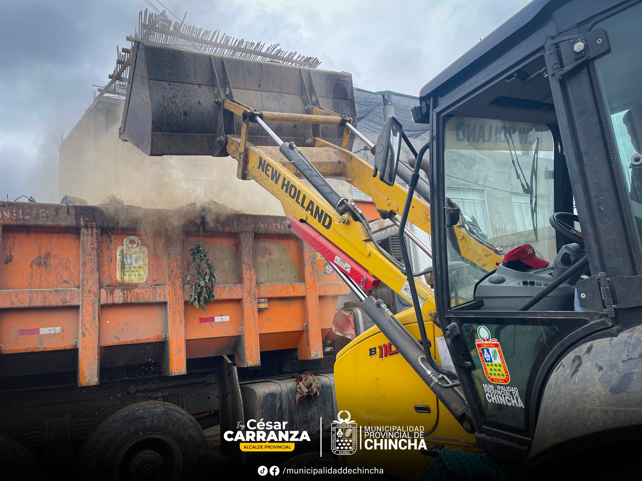 La Municipalidad Provincial de Chincha, realizó la jornada de limpieza y recojo de escombros acumulados en la Upis. Aurora Castilla.
Este recojo de escombros, desmontes y desechos inservibles, que vecinos irresponsables arrojan en los espacios públicos de este sector, atentando contra el buen ornato de la cuidad y salud colectiva.
Pedimos a los vecinos que eviten arrojar residuos, desmontes y/o materiales de construcción en la vía pública, tomemos conciencia y seamos parte de este trabajo en mantener limpia nuestro Provincia.