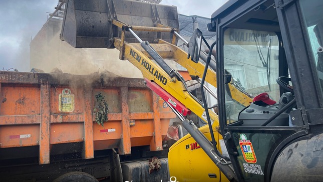 La Municipalidad Provincial de Chincha, realizó la jornada de limpieza y recojo de  escombros acumulados en la Upis. Aurora Castilla. 
Este recojo de escombros, desmontes y desechos inservibles, que vecinos irresponsables arrojan en los espacios públicos de este sector, atentando contra el buen ornato de la cuidad y salud colectiva.
Pedimos a los vecinos que eviten arrojar residuos, desmontes y/o materiales de construcción en la vía pública, tomemos conciencia y seamos parte de este trabajo en mantener limpia nuestro Provincia.