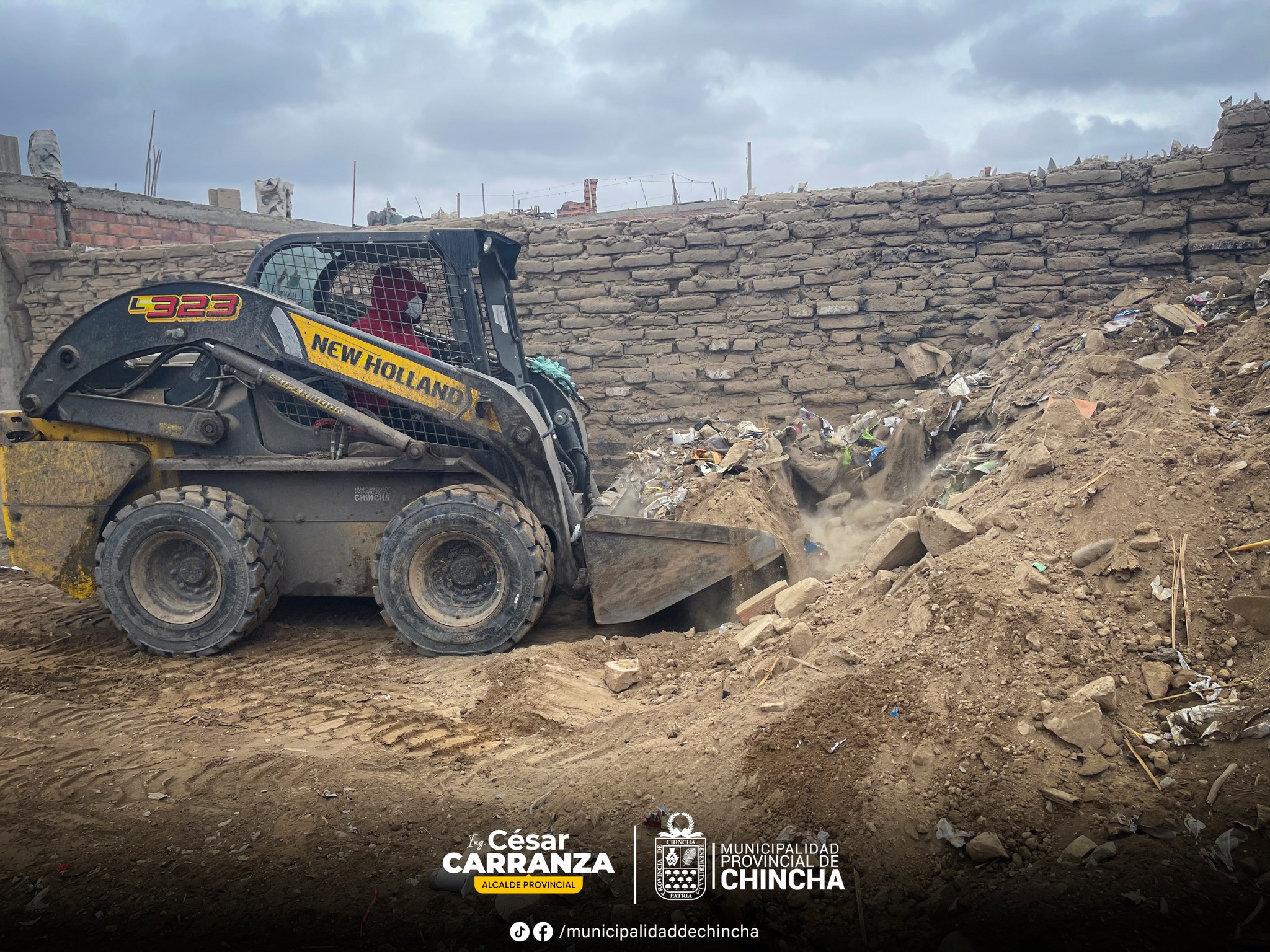 La Municipalidad Provincial de Chincha, realizó la jornada de limpieza y recojo de escombros acumulados en la Upis. Aurora Castilla.
Este recojo de escombros, desmontes y desechos inservibles, que vecinos irresponsables arrojan en los espacios públicos de este sector, atentando contra el buen ornato de la cuidad y salud colectiva.
Pedimos a los vecinos que eviten arrojar residuos, desmontes y/o materiales de construcción en la vía pública, tomemos conciencia y seamos parte de este trabajo en mantener limpia nuestro Provincia.