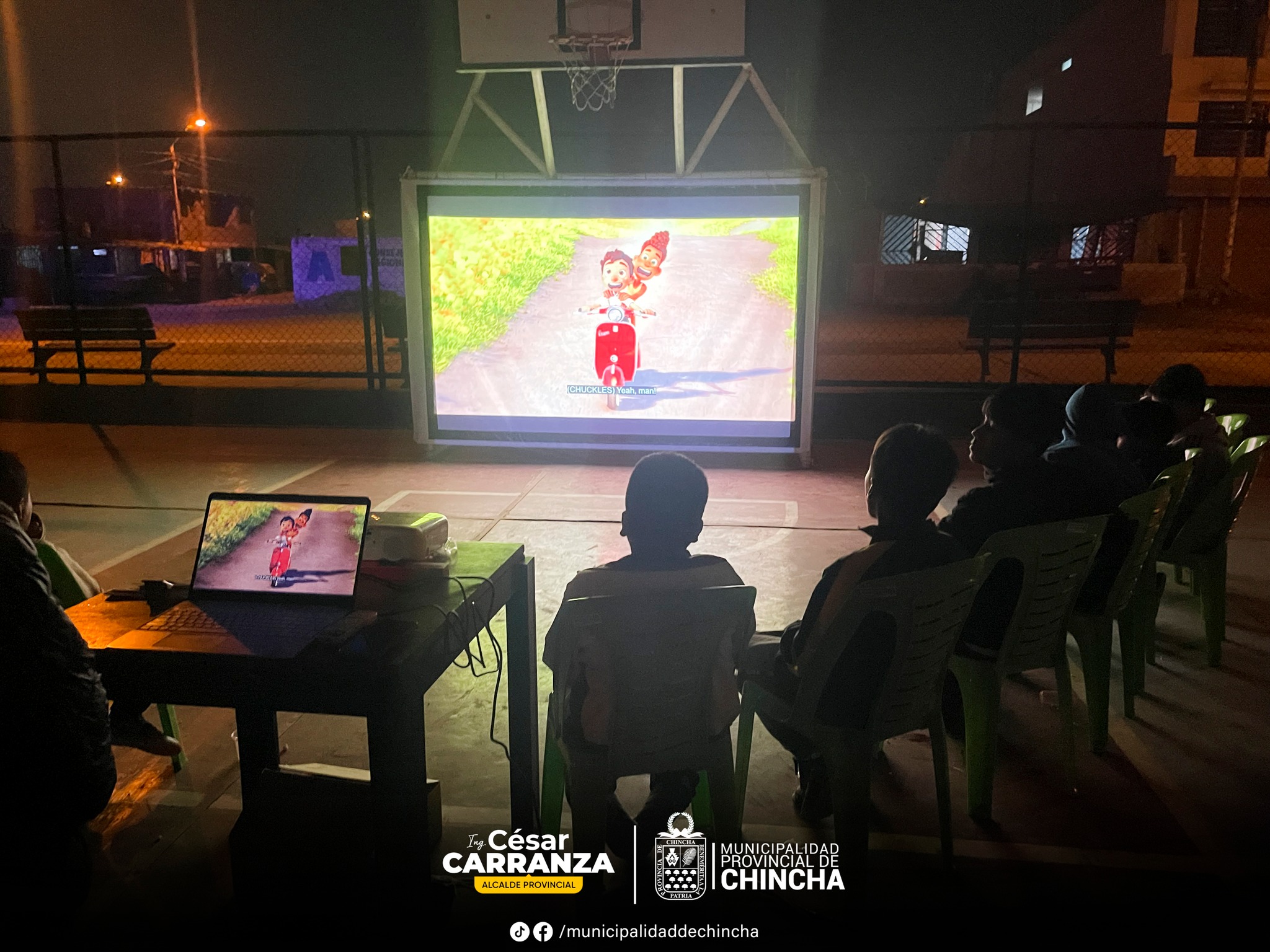 Buscando un mejor ambiente y fortaleciendo las buenas practicas saludables, mediante el compromiso 5 se realizo, una tarde de cine entre los vecinos del sector de Señor de los Milagros - primera etapa.
Este es el compromiso de la actual gestión edil de seguir fortaleciendo la salud mediante el deporte y la seguridad ciudadana mediante los patrullaje integrados en la provincia.