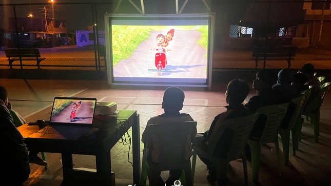 Buscando un mejor ambiente y fortaleciendo las buenas practicas saludables, mediante el compromiso 5 se realizo, una tarde de cine entre los vecinos del sector de Señor de los Milagros - primera etapa.
Este es el compromiso de la actual gestión edil de seguir fortaleciendo la salud mediante el deporte y la seguridad ciudadana mediante los patrullaje integrados en la provincia.