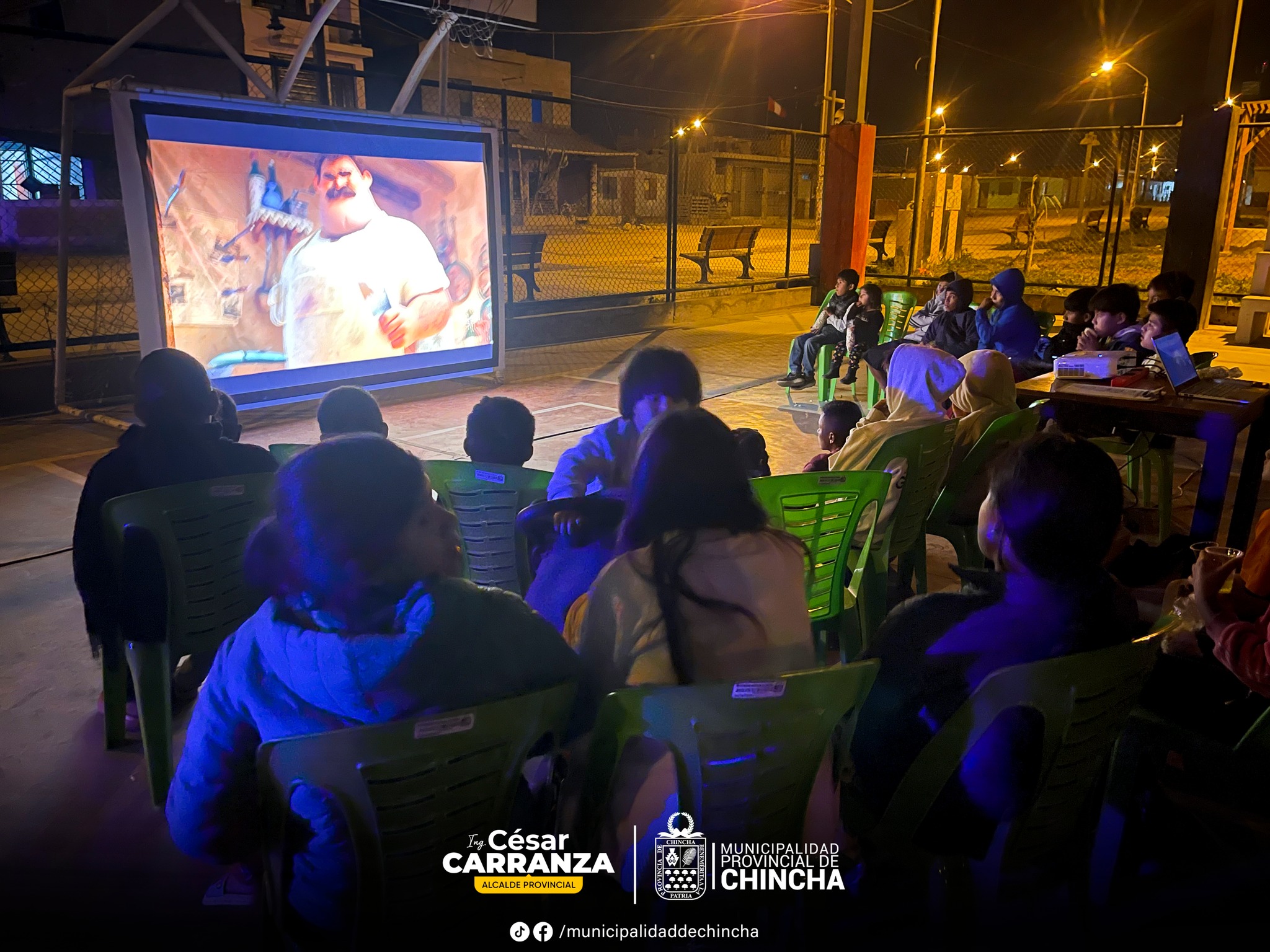 Buscando un mejor ambiente y fortaleciendo las buenas practicas saludables, mediante el compromiso 5 se realizo, una tarde de cine entre los vecinos del sector de Señor de los Milagros - primera etapa.
Este es el compromiso de la actual gestión edil de seguir fortaleciendo la salud mediante el deporte y la seguridad ciudadana mediante los patrullaje integrados en la provincia.