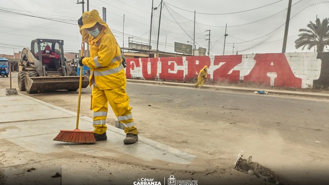 A pesar del incansable trabajo del equipo de limpieza de la Municipalidad en la Avenida San Agustín, muchos vecinos continúan arrojando basura en lugares indebidos, ignorando las normas básicas de convivencia. Esto no solo afecta la higiene, sino que también daña las áreas verdes que estamos recuperando con dedicación.
El Ing. César Carranza, comprometido firmemente con la visión de una Chincha más limpia y segura, encabeza la instalación de contenedores, la renovación de pistas y veredas, y el cuidado de parques y jardines. Sin embargo, estos avances dependen del pago de tributos, cuyos ingresos actuales ni siquiera alcanzan para sostener una limpieza pública adecuada.
Si no asumimos nuestra responsabilidad, una Chincha bella y ordenada seguirá siendo solo un ideal lejano. ¡Es momento de actuar!