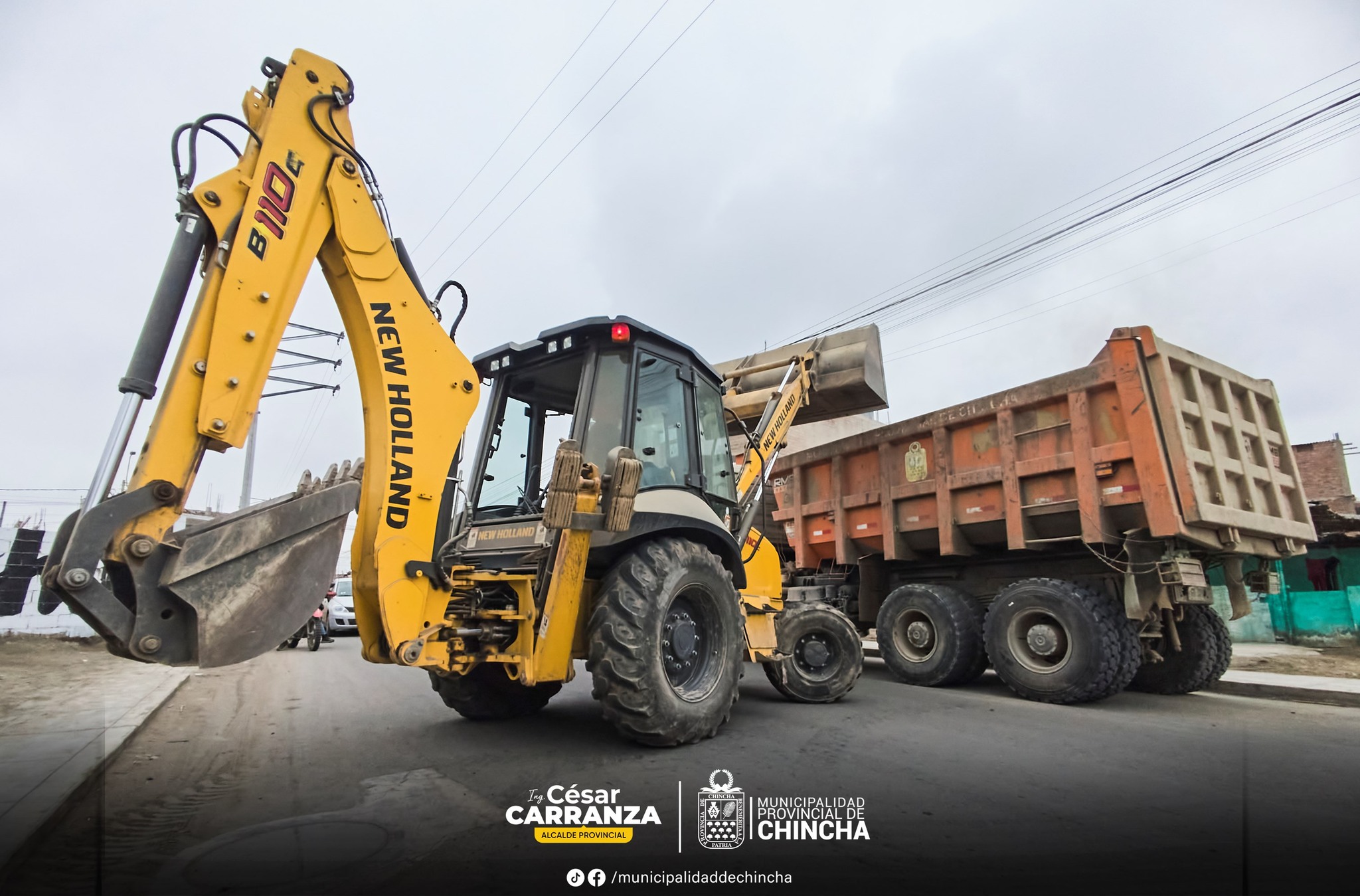 A pesar del incansable trabajo del equipo de limpieza de la Municipalidad en la Avenida San Agustín, muchos vecinos continúan arrojando basura en lugares indebidos, ignorando las normas básicas de convivencia. Esto no solo afecta la higiene, sino que también daña las áreas verdes que estamos recuperando con dedicación.
El Ing. César Carranza, comprometido firmemente con la visión de una Chincha más limpia y segura, encabeza la instalación de contenedores, la renovación de pistas y veredas, y el cuidado de parques y jardines. Sin embargo, estos avances dependen del pago de tributos, cuyos ingresos actuales ni siquiera alcanzan para sostener una limpieza pública adecuada.
Si no asumimos nuestra responsabilidad, una Chincha bella y ordenada seguirá siendo solo un ideal lejano. ¡Es momento de actuar!