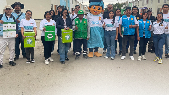 #ChinchaRecicla | Promoviendo y practicando la correcta segregación de residuos sólidos para su reciclaje, la Municipalidad Provincial de Chincha a través de la Gerencia de Residuos Sólidos, llevó a cabo una gran jornada de sensibilización y empadronamiento en la “Urb. Casa Grande”, actividad que promueve una cultura de reutilizar aquellos materiales como el plástico, papel o cartón, buscando una conservación ambiental y fomentar la economía circular.
Además se les incentivo con entrega de plantas para aquellos vecinos que mas participen con la correcta segregación de productos reciclables.