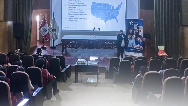 Hoy, la Municipalidad Provincial de Chincha, en colaboración con Education USA, organizó una charla informativa para estudiantes de diversas escuelas públicas, incluyendo Andrés Avelino Cáceres, John F. Kennedy y Santa Ana. El evento fue inaugurado por los regidores Ademir Jordan y César Aguirre, quienes expresaron su agradecimiento por la participación de todos y subrayaron la importancia de estas oportunidades internacionales para el crecimiento académico y profesional de nuestros jóvenes.
La charla se dividió en tres exposiciones clave:
1. **Beneficios de estudiar en EE.UU.**: Se presentaron las ventajas y oportunidades que ofrece una educación en Estados Unidos.
2. **Requisitos para estudios con financiamiento completo**: Se explicaron los criterios necesarios, como el dominio avanzado del inglés, buenas calificaciones, participación en actividades comunitarias y tres cartas de recomendación.
3. **Historias de éxito**: La última ponente compartió inspiradoras experiencias de estudiantes que, tras estudiar en EE.UU., han alcanzado el éxito profesional.
Este evento brindó a nuestros jóvenes chinchanos una valiosa perspectiva sobre las oportunidades educativas en EE.UU., abriendo nuevas posibilidades para su futuro académico y profesional.