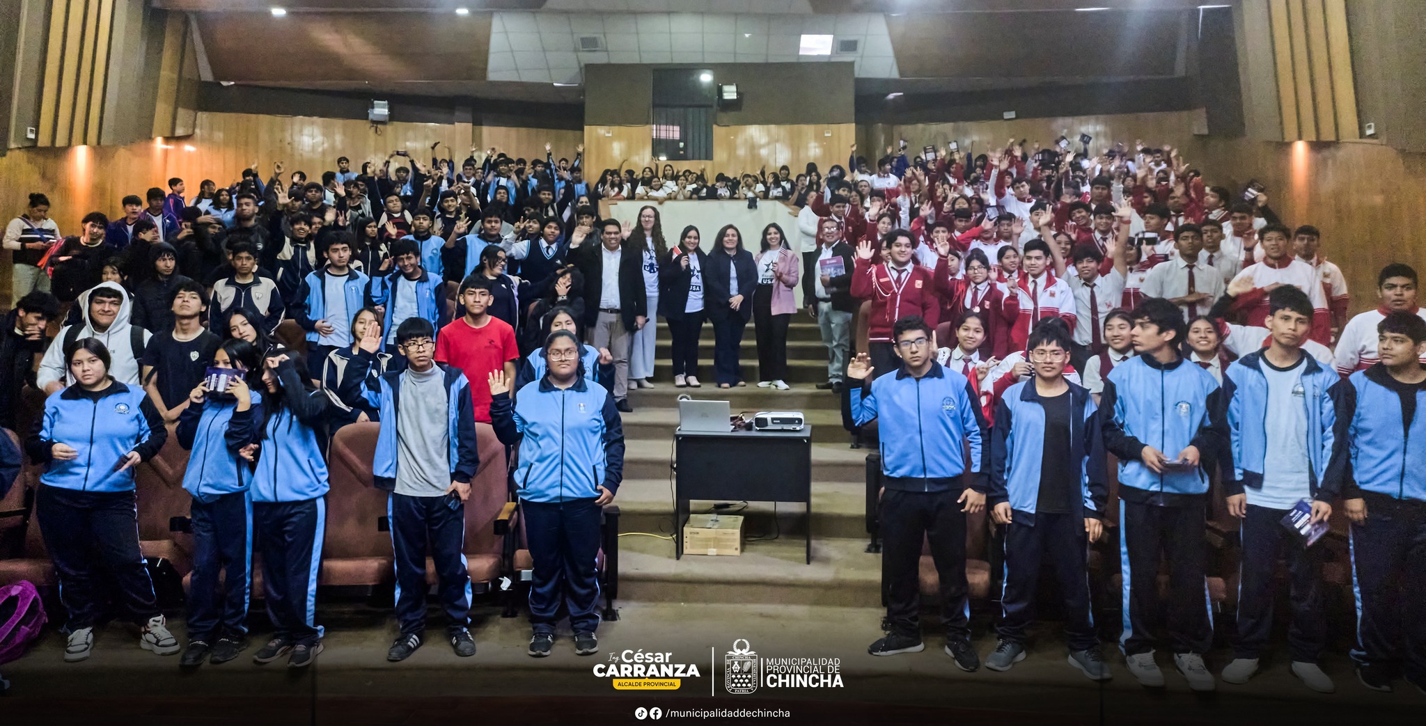Hoy, la Municipalidad Provincial de Chincha, en colaboración con Education USA, organizó una charla informativa para estudiantes de diversas escuelas públicas, incluyendo Andrés Avelino Cáceres, John F. Kennedy y Santa Ana. El evento fue inaugurado por los regidores Ademir Jordan y César Aguirre, quienes expresaron su agradecimiento por la participación de todos y subrayaron la importancia de estas oportunidades internacionales para el crecimiento académico y profesional de nuestros jóvenes.
La charla se dividió en tres exposiciones clave:
1. **Beneficios de estudiar en EE.UU.**: Se presentaron las ventajas y oportunidades que ofrece una educación en Estados Unidos.
2. **Requisitos para estudios con financiamiento completo**: Se explicaron los criterios necesarios, como el dominio avanzado del inglés, buenas calificaciones, participación en actividades comunitarias y tres cartas de recomendación.
3. **Historias de éxito**: La última ponente compartió inspiradoras experiencias de estudiantes que, tras estudiar en EE.UU., han alcanzado el éxito profesional.
Este evento brindó a nuestros jóvenes chinchanos una valiosa perspectiva sobre las oportunidades educativas en EE.UU., abriendo nuevas posibilidades para su futuro académico y profesional.