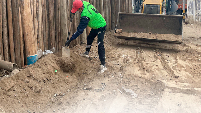 🔰La entidad municipal se caracteriza por brindar una mejor calidad de vida a la comunidad, es por ello que ante el peligro de convertirse en un foco infeccioso, se realizó la limpieza y recojo de escombros, donde los ciudadanos de ese sector agradecieron al burgomaestre por esta acción de tener una provincia limpia y que contribuirán a mantener limpia la zona.