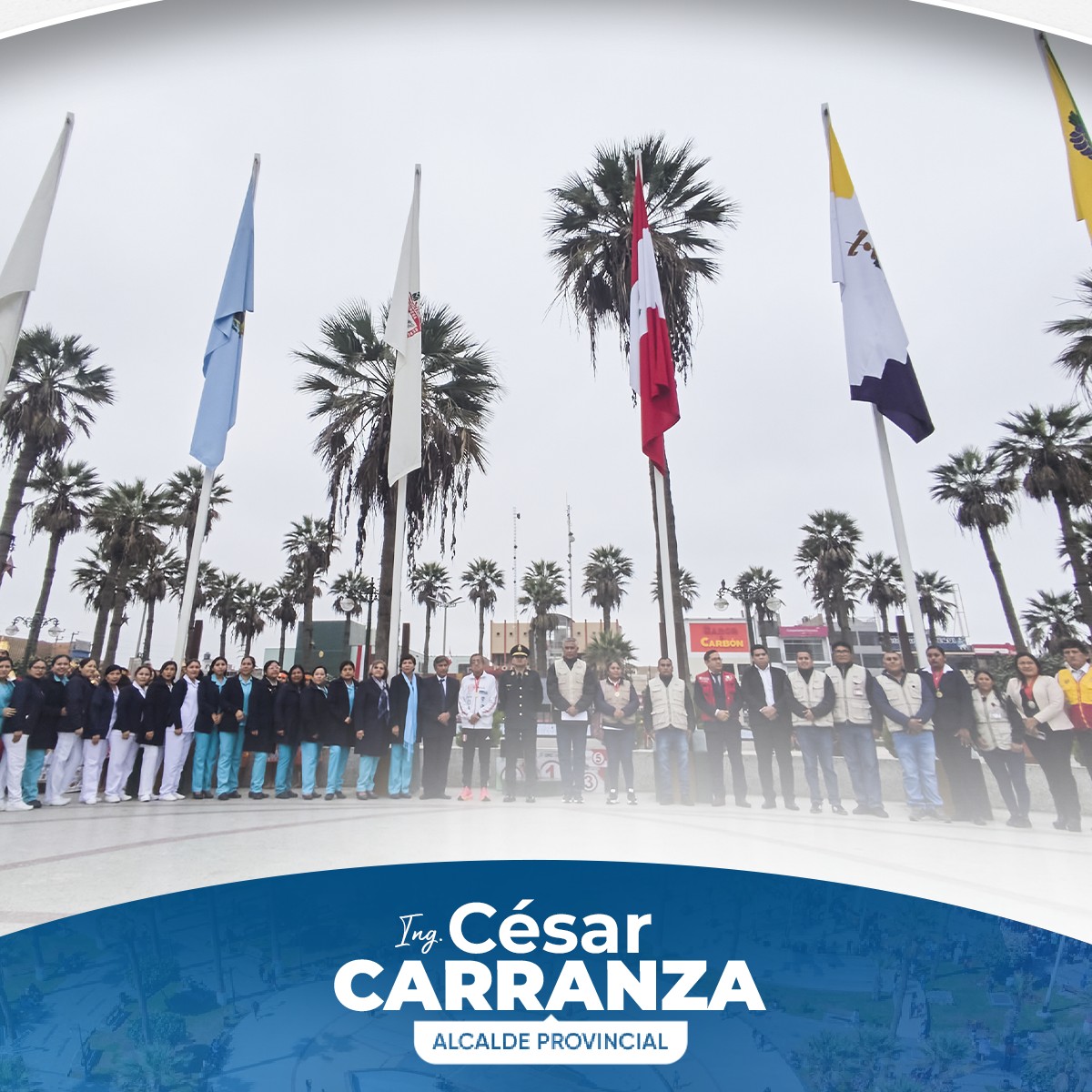 Este domingo, en la Plaza de Armas de Chincha, se llevó a cabo el tradicional izamiento del Pabellón Nacional. La ceremonia coincidió con la celebración del Día del Niño y la Carrera Raymi 10K, lo que dio un matiz especial al evento.
El Director Chinchaysuyo y el regidor Ademir destacaron la importancia del Día del Niño y el valor de la Carrera Raymi 10K para promover el bienestar en la comunidad. La subprefecta de Alto Larán agradeció la presencia de las diversas autoridades y entidades, subrayando la unidad mostrada en este acto.