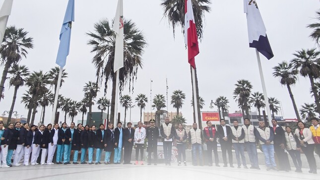 Este domingo, en la Plaza de Armas de Chincha, se llevó a cabo el tradicional izamiento del Pabellón Nacional. La ceremonia coincidió con la celebración del Día del Niño y la Carrera Raymi 10K, lo que dio un matiz especial al evento.
El Director Chinchaysuyo y el regidor Ademir destacaron la importancia del Día del Niño y el valor de la Carrera Raymi 10K para promover el bienestar en la comunidad. La subprefecta de Alto Larán agradeció la presencia de las diversas autoridades y entidades, subrayando la unidad mostrada en este acto.