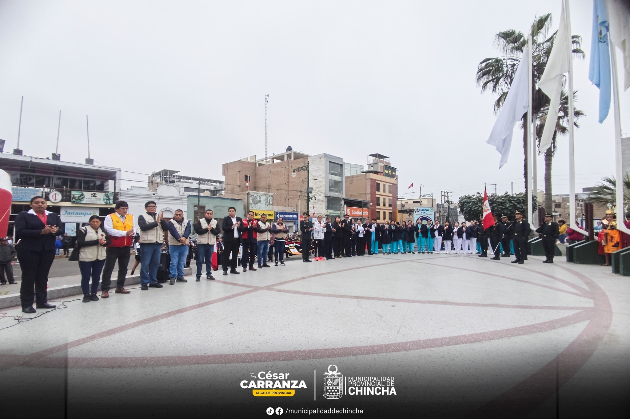 Este domingo, en la Plaza de Armas de Chincha, se llevó a cabo el tradicional izamiento del Pabellón Nacional. La ceremonia coincidió con la celebración del Día del Niño y la Carrera Raymi 10K, lo que dio un matiz especial al evento.
El Director Chinchaysuyo y el regidor Ademir destacaron la importancia del Día del Niño y el valor de la Carrera Raymi 10K para promover el bienestar en la comunidad. La subprefecta de Alto Larán agradeció la presencia de las diversas autoridades y entidades, subrayando la unidad mostrada en este acto.
