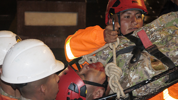 Imagenes sobre el simulacro realizado en la plaza de Armas de Huamachuco y la I. E. San Nicolás