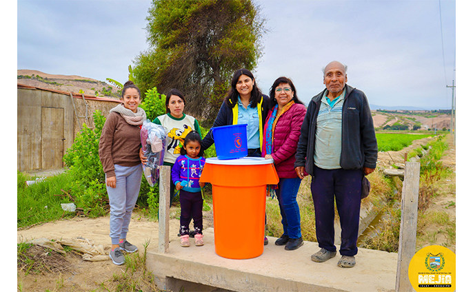 Alcaldesa y regidoras entregan tachos y baldes para el abastecimiento de agua potable.