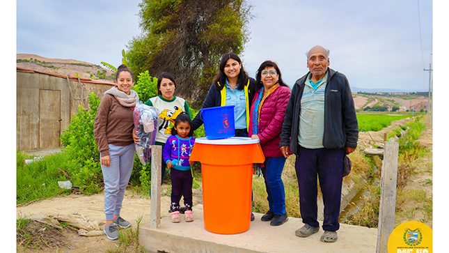 Alcaldesa y regidoras entregan tachos y baldes para el abastecimiento de agua potable.