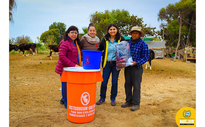 Alcaldesa y regidoras entregan tachos y baldes para el abastecimiento de agua potable.