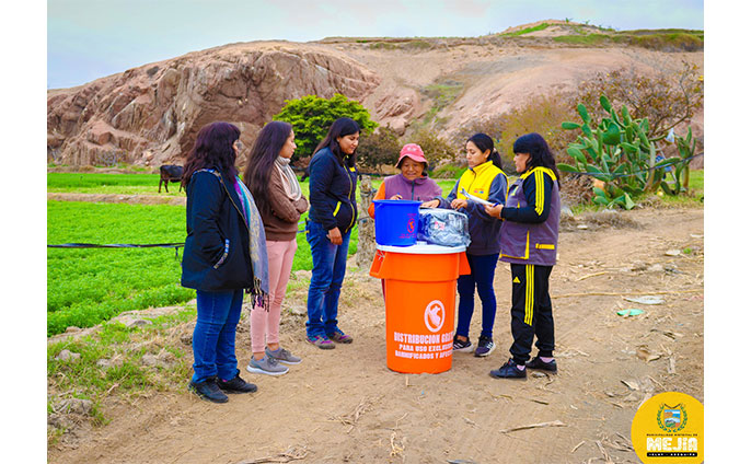 Alcaldesa y regidoras entregan tachos y baldes para el abastecimiento de agua potable.