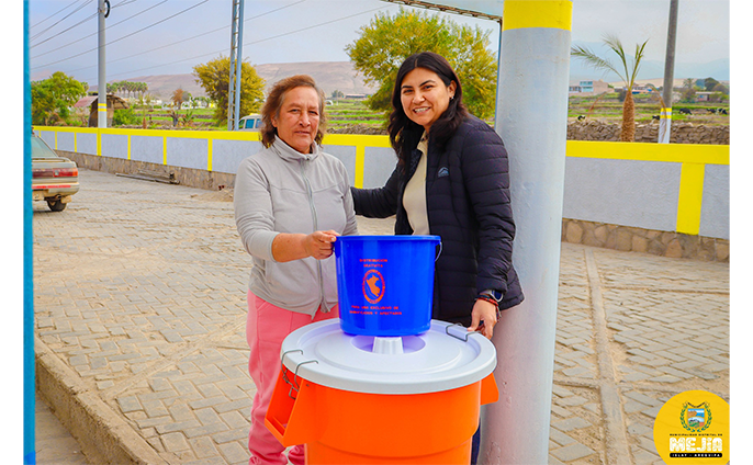 Alcaldesa y regidoras entregan tachos y baldes para el abastecimiento de agua potable.