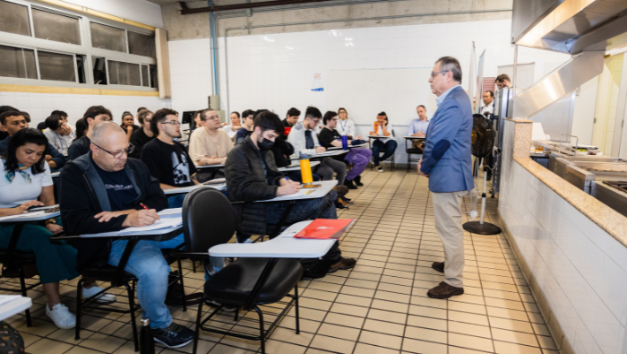 Clase maestra de gastronomía peruana con superfoods en centro universitario de San Pablo
