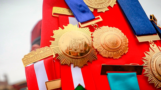 Medalla de Honor de la Municipalidad de Chorrillos en el pabellón de la Región Policial Lima
