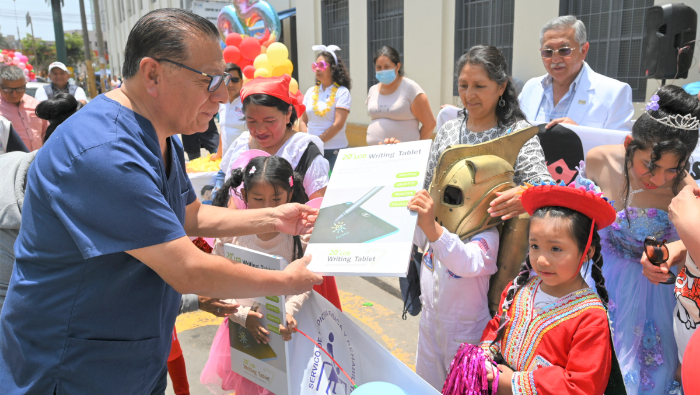 El director general, Dr. Carlos Urbano, entregó un Diploma de Reconocimiento a todos los participantes e invitados por su gran apoyo desinteresado en este Gran Corso por el 95º Aniversario del INSN.