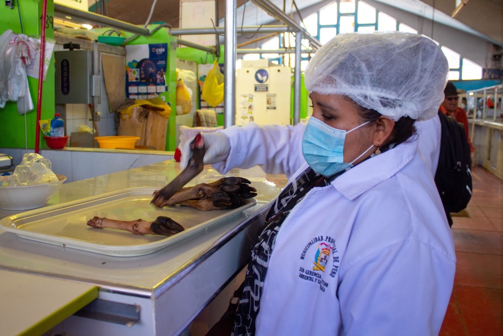 Municipalidad Provincial de Puno fortalece el control sanitario en mercados para garantizar la venta de carnes en óptimas condiciones