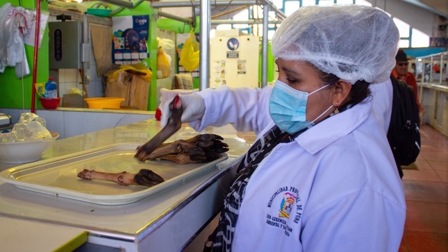 Municipalidad Provincial de Puno fortalece el control sanitario en mercados para garantizar la venta de carnes en óptimas condiciones