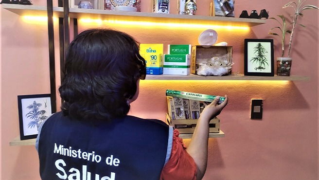 Cierran negocios que vendían medicamentos vencidos y productos derivados del cannabis sin autorización