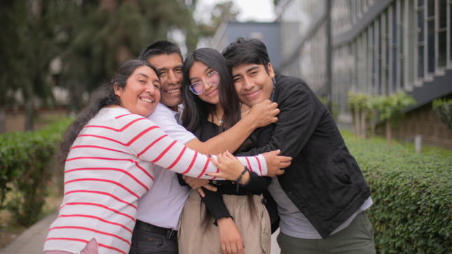 Becaria junto a su familia