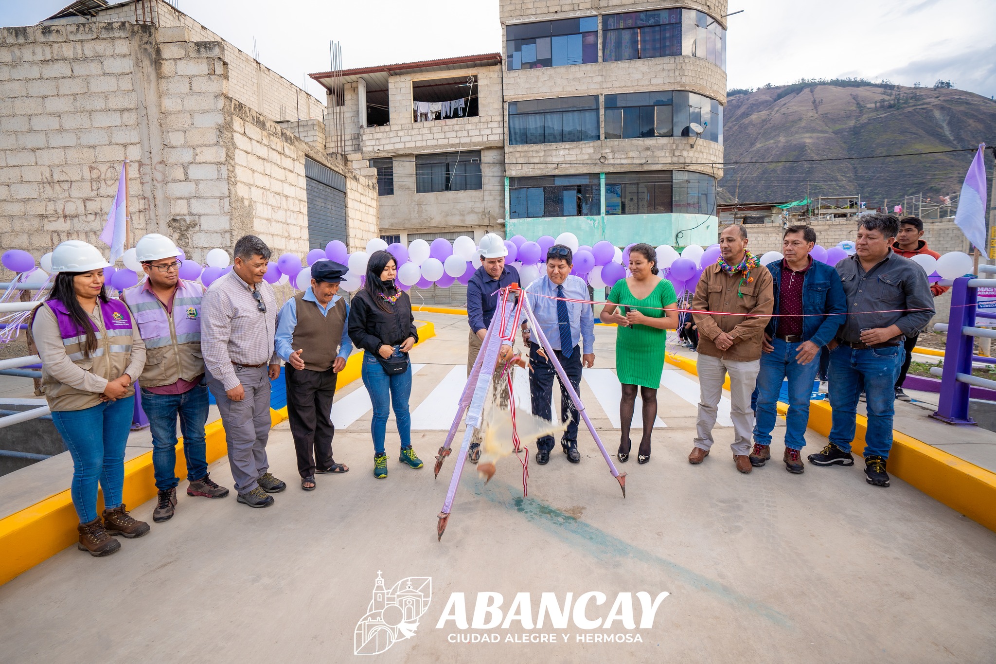 💯 "¡Transformación en Ichubambilla! 🚧 Alcalde de Abancay, Raúl Peña Inaugura Nueva Infraestructura Vial que Beneficia a Cientos de Vecinos 👏"