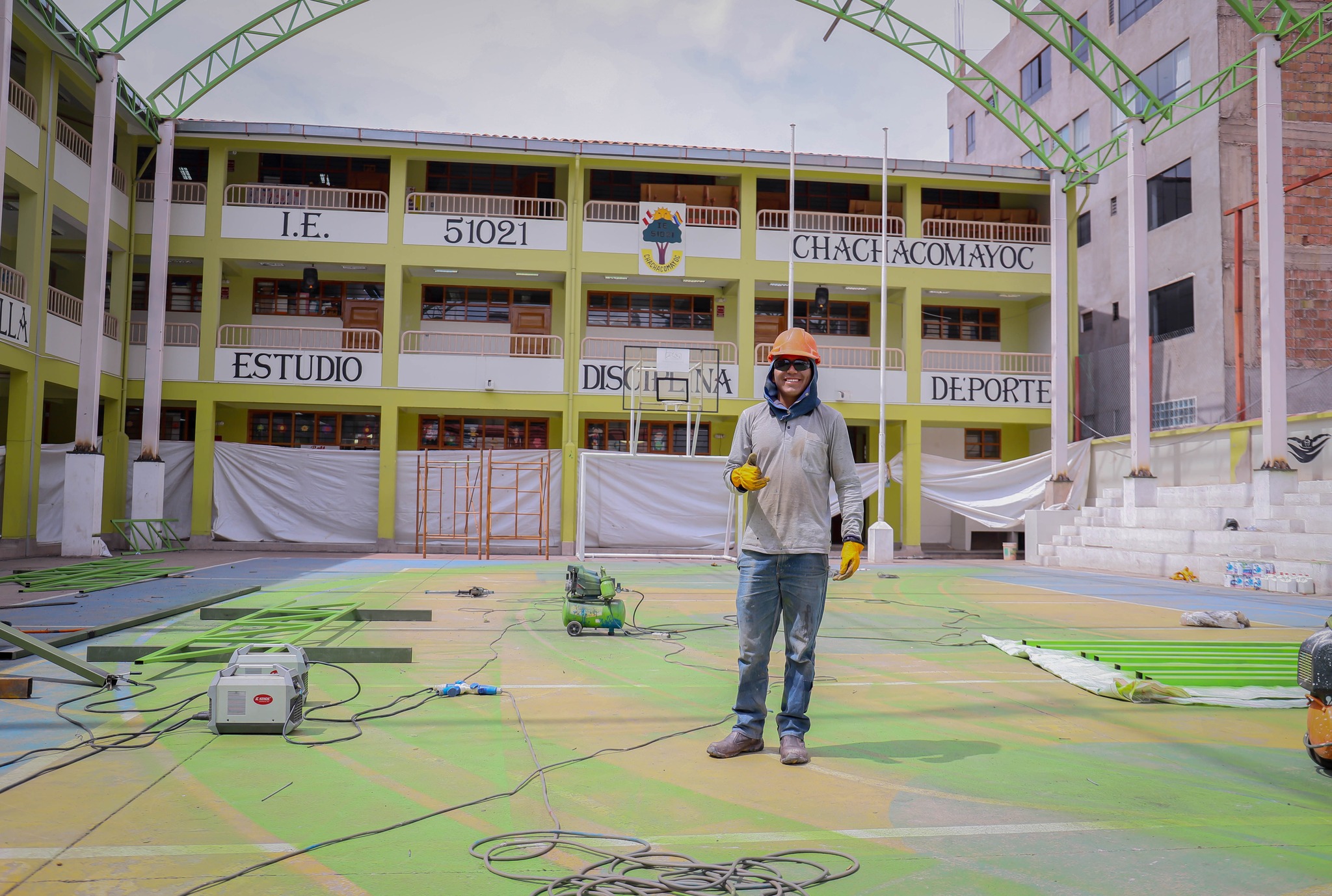 🏗️ La obra en Chachacomayoq está en su tramo final 👷♂️.
Pronto, los estudiantes de esta institución podrán disfrutar de una cobertura que los protegerá del sol y la lluvia. 🌞🌧️