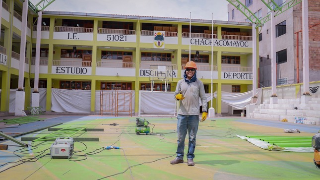 🏗️ La obra en Chachacomayoq está en su tramo final 👷‍♂️. 
Pronto, los estudiantes de esta institución podrán disfrutar de una cobertura que los protegerá del sol y la lluvia. 🌞🌧️