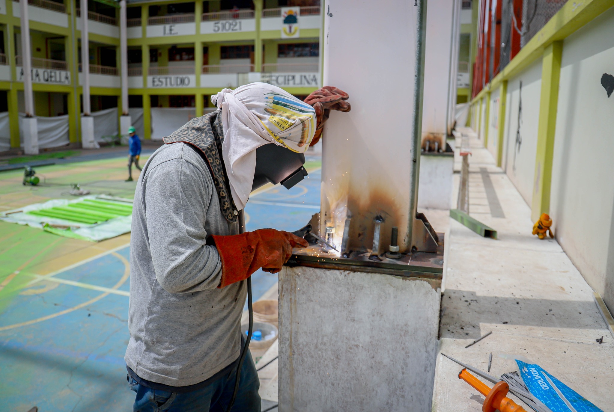 🏗️ La obra en Chachacomayoq está en su tramo final 👷♂️.
Pronto, los estudiantes de esta institución podrán disfrutar de una cobertura que los protegerá del sol y la lluvia. 🌞🌧️