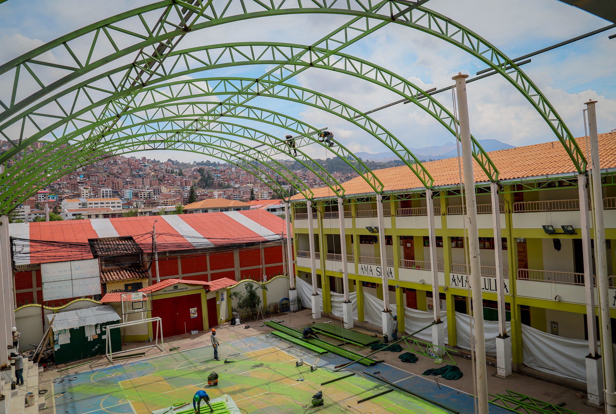 🏗️ La obra en Chachacomayoq está en su tramo final 👷♂️.
Pronto, los estudiantes de esta institución podrán disfrutar de una cobertura que los protegerá del sol y la lluvia. 🌞🌧️