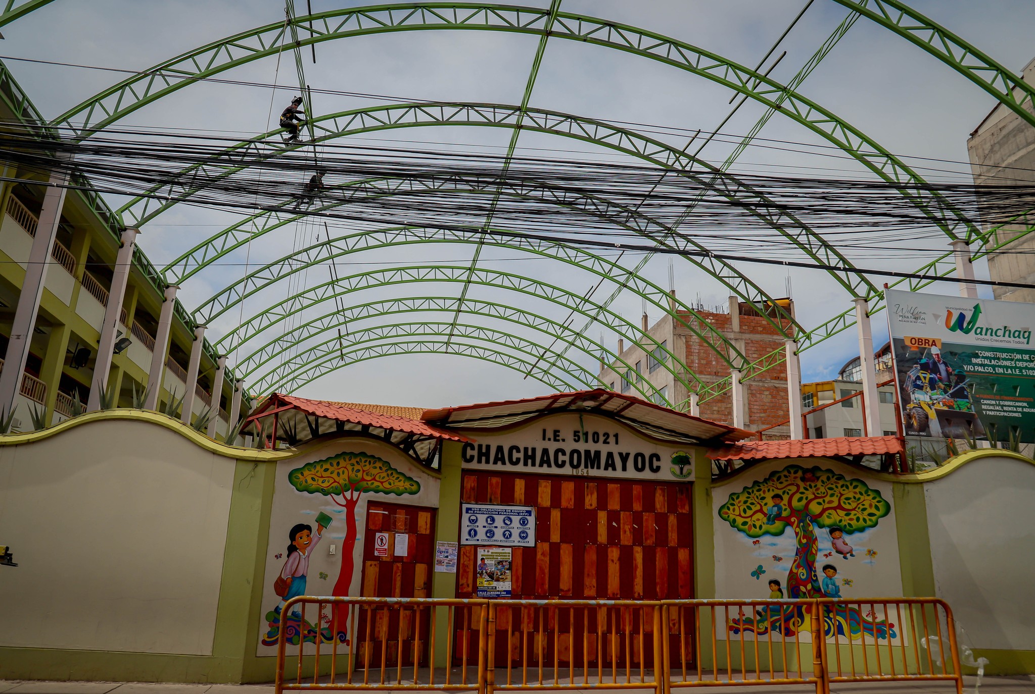 🏗️ La obra en Chachacomayoq está en su tramo final 👷♂️.
Pronto, los estudiantes de esta institución podrán disfrutar de una cobertura que los protegerá del sol y la lluvia. 🌞🌧️