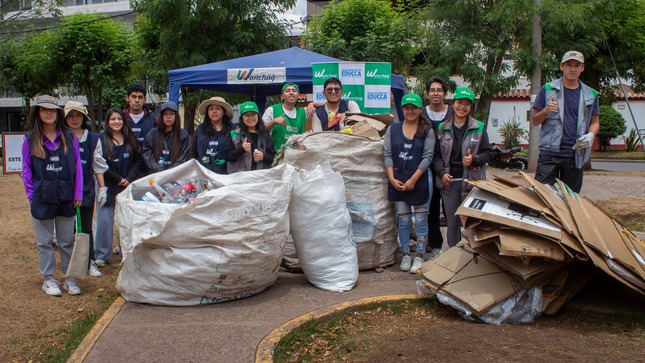 Logramos recolectar aproximadamente 200 kg. entre papeles, cartones y botellas de plástico. 